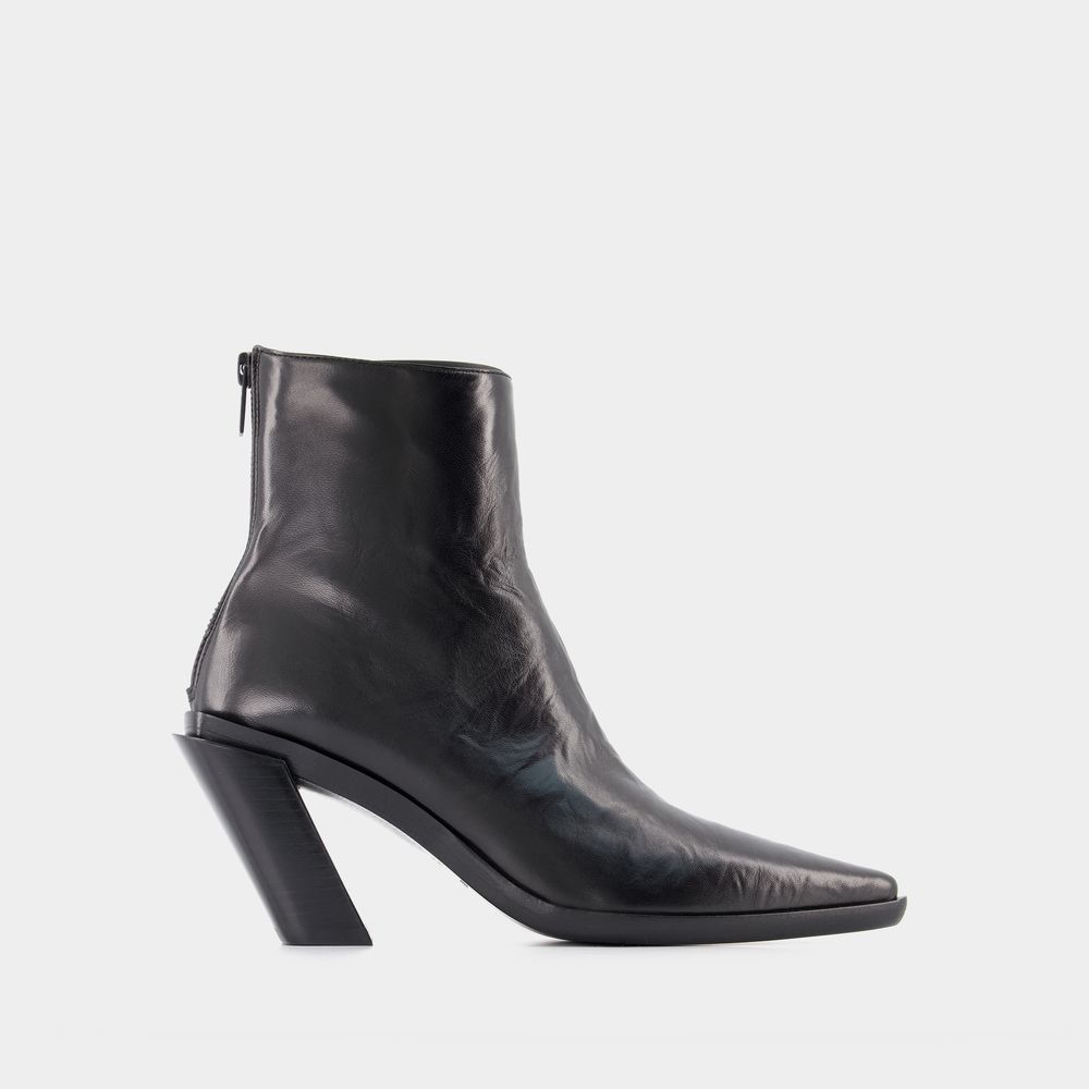 Stiefelette mit spitzer Zehe und skulpturalem Absatz