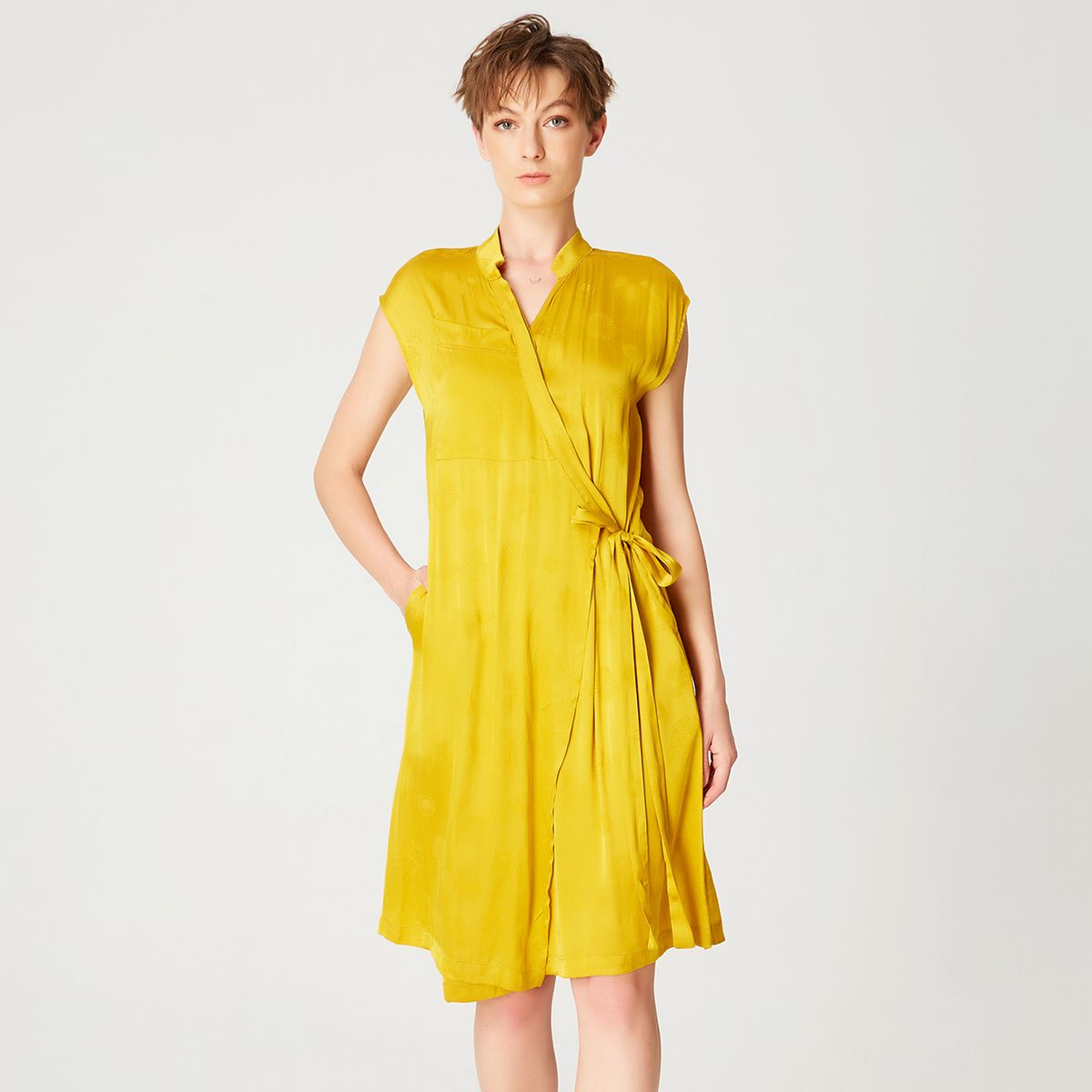 Minimalistisches Wickelkleid mit Bindegürtel