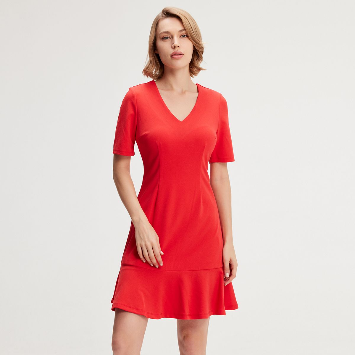 Minimalistisches Kleid mit V-Ausschnitt und Volant