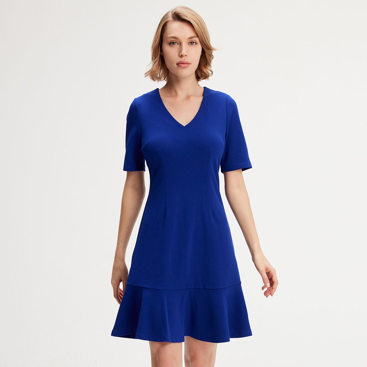 Minimalistisches Kleid mit V-Ausschnitt und Volant