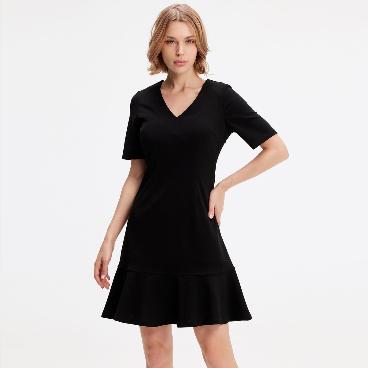 Minimalistisches Kleid mit V-Ausschnitt und Volant