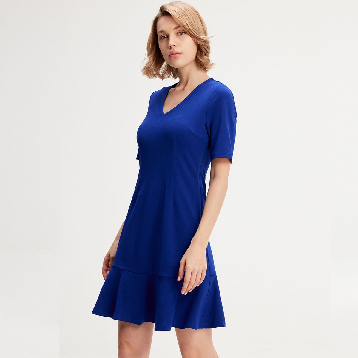 Minimalistisches Jerseykleid mit V-Ausschnitt