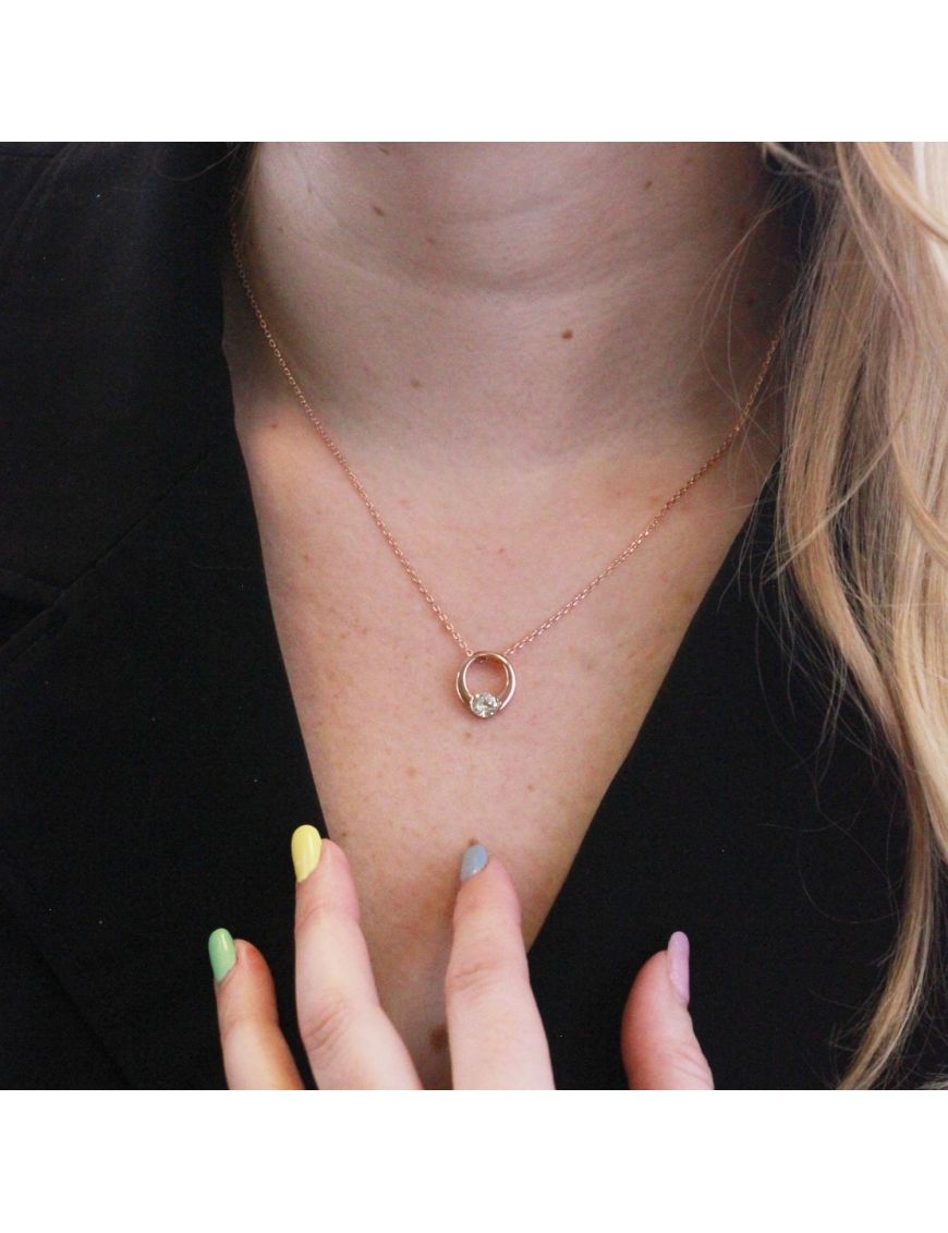 Elegante Halskette mit Kristall-Ring-Anhänger