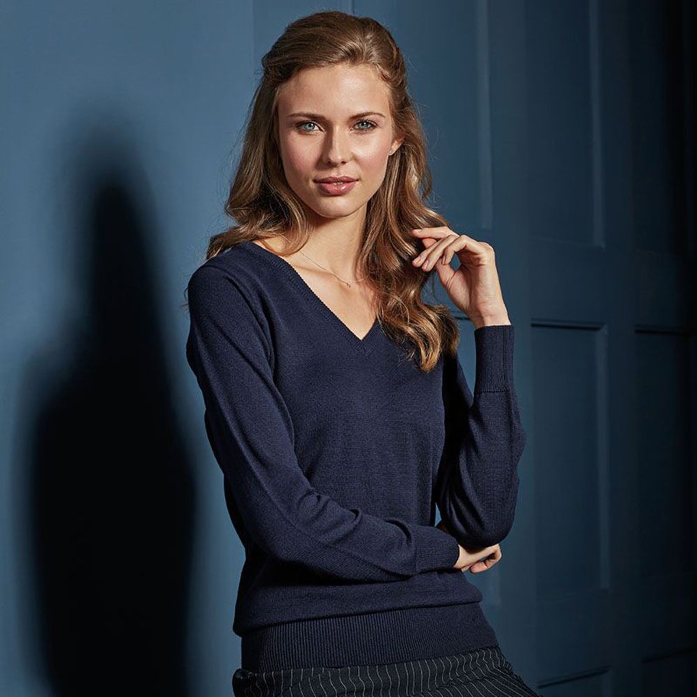 Klassischer Strickpullover mit V-Ausschnitt