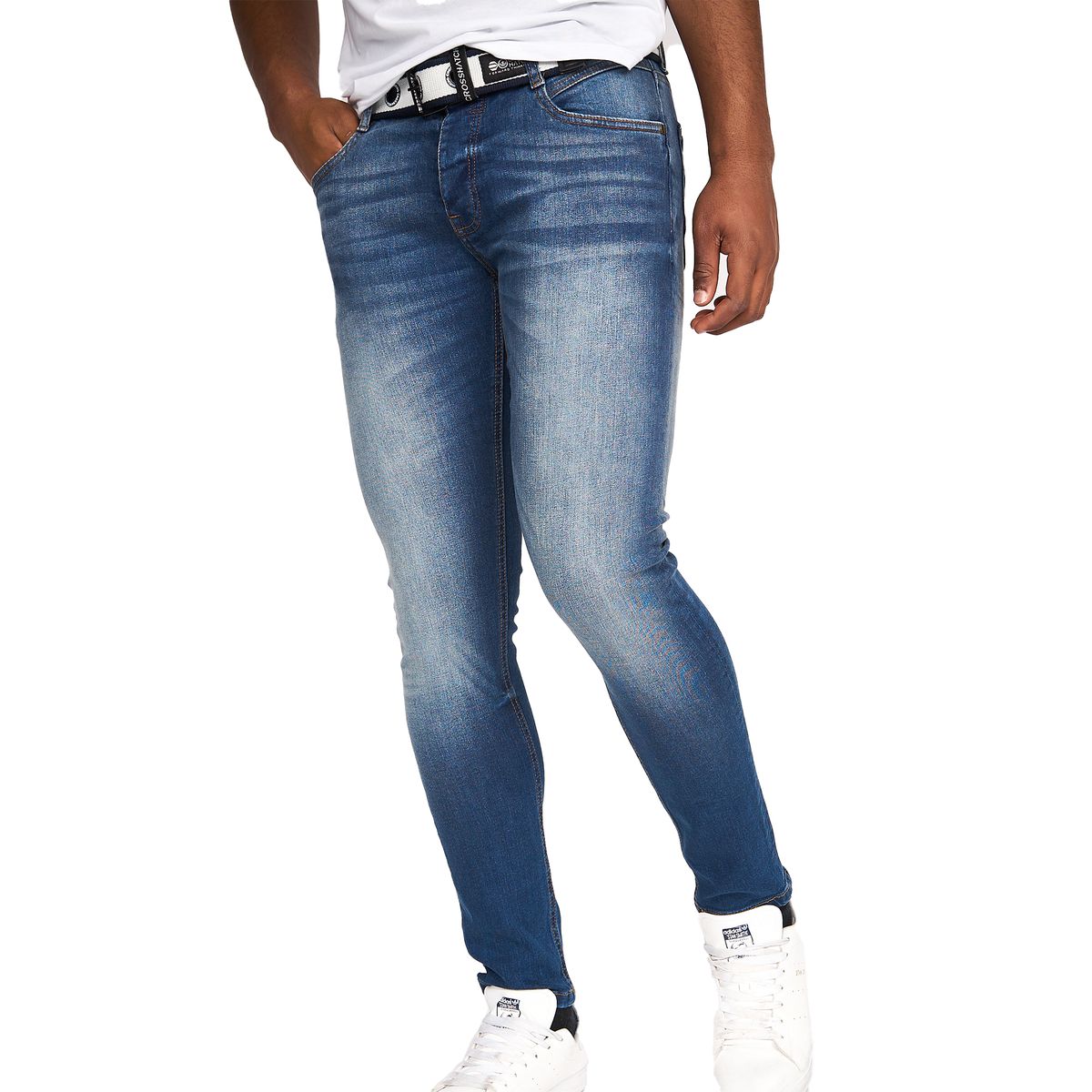 Schmal geschnittene Jeans mit Gürtel