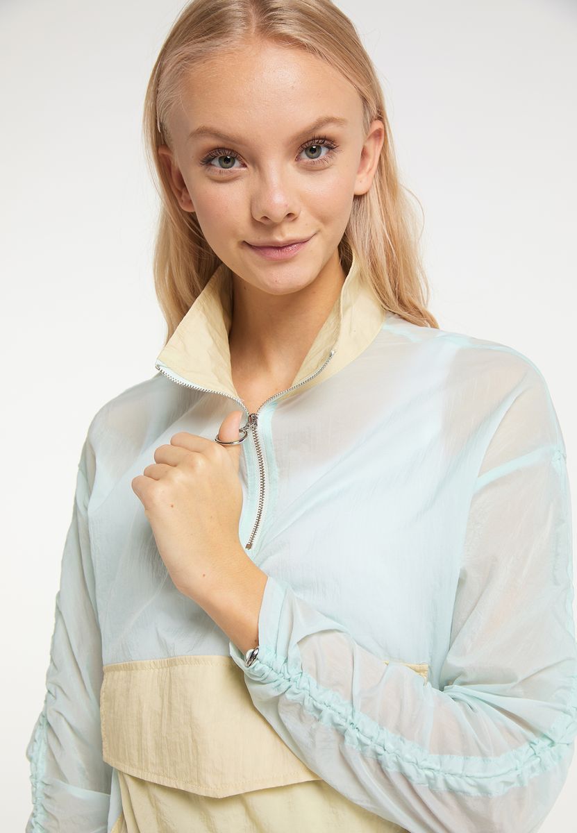 Transparente, verkürzte Windjacke zum Überziehen