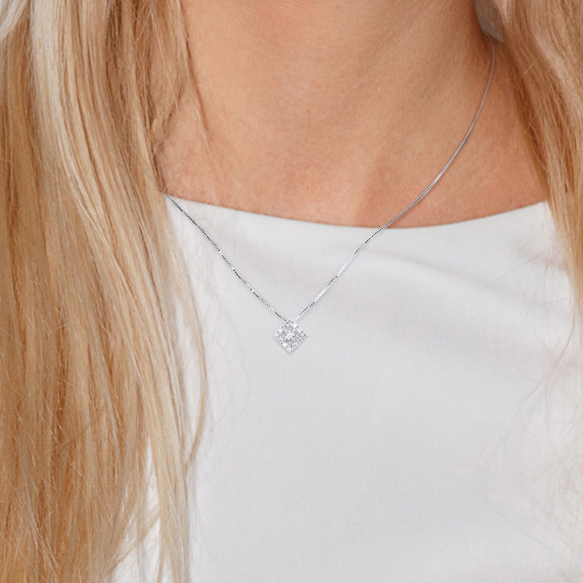 Halskette mit geometrischem Diamantanhänger