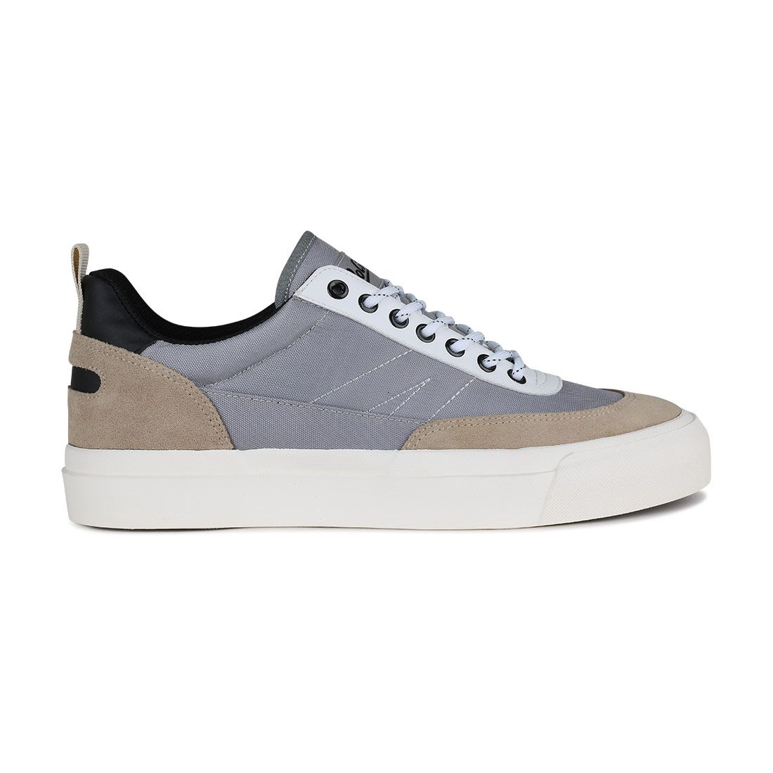 Vielseitiger flacher Freizeitsneaker