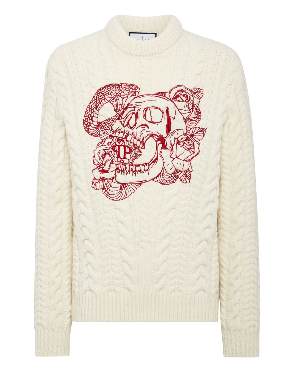 Grober Zopfstrickpullover mit Totenkopf