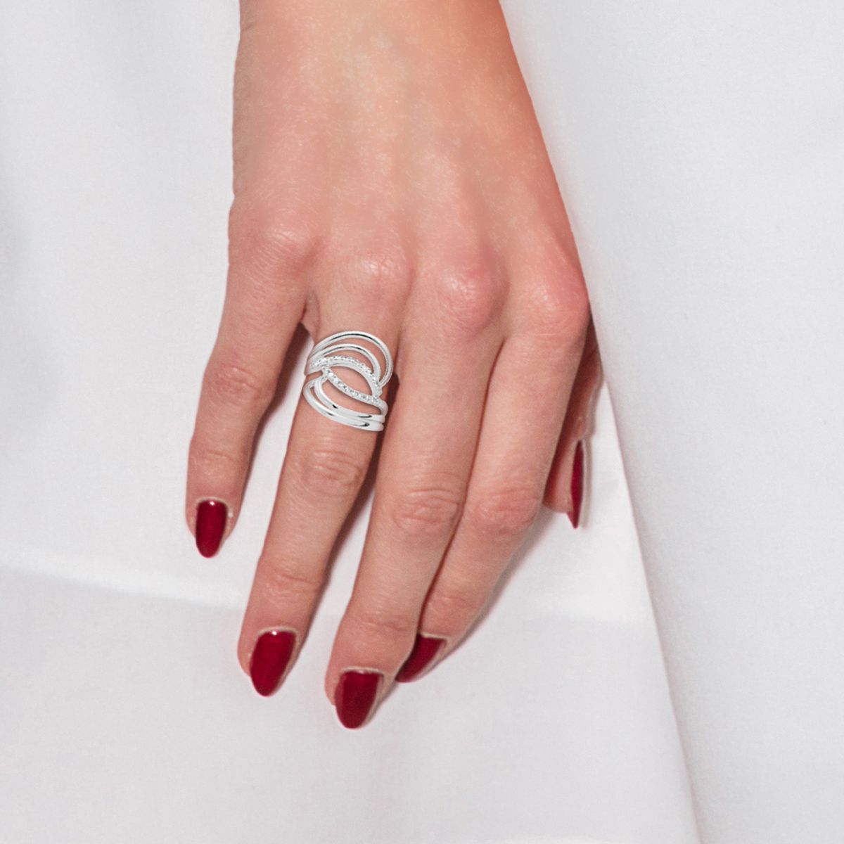 Klassischer diamantbesetzter Weißgoldring