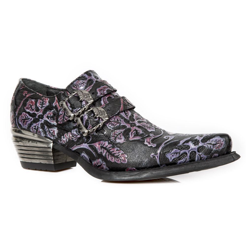 Schuhe mit Blumprägung und Lederschnalle