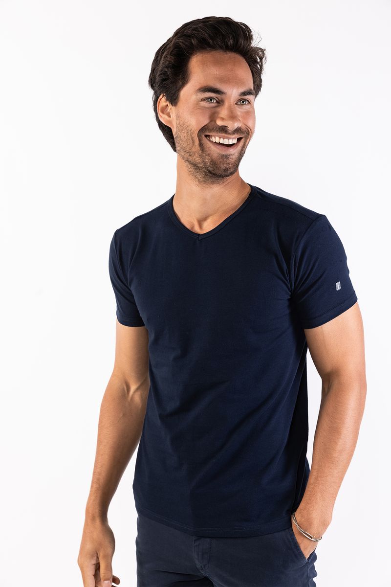 Figurbetontes Bio-T-Shirt mit V-Ausschnitt