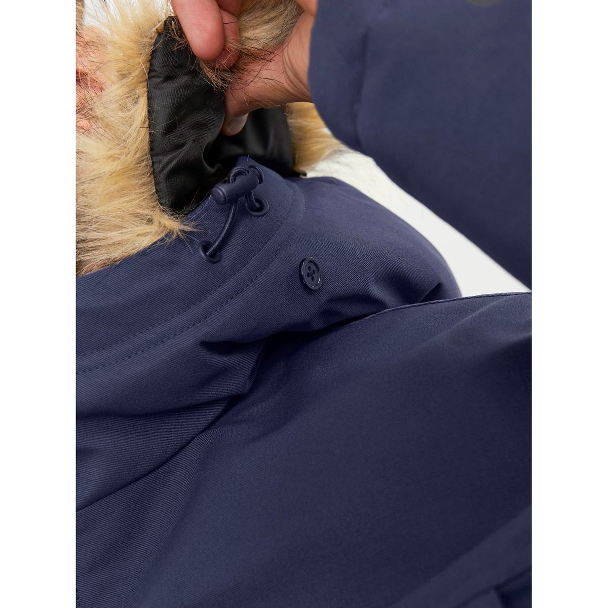 Schwerer Parka mit Kunstfellkapuze