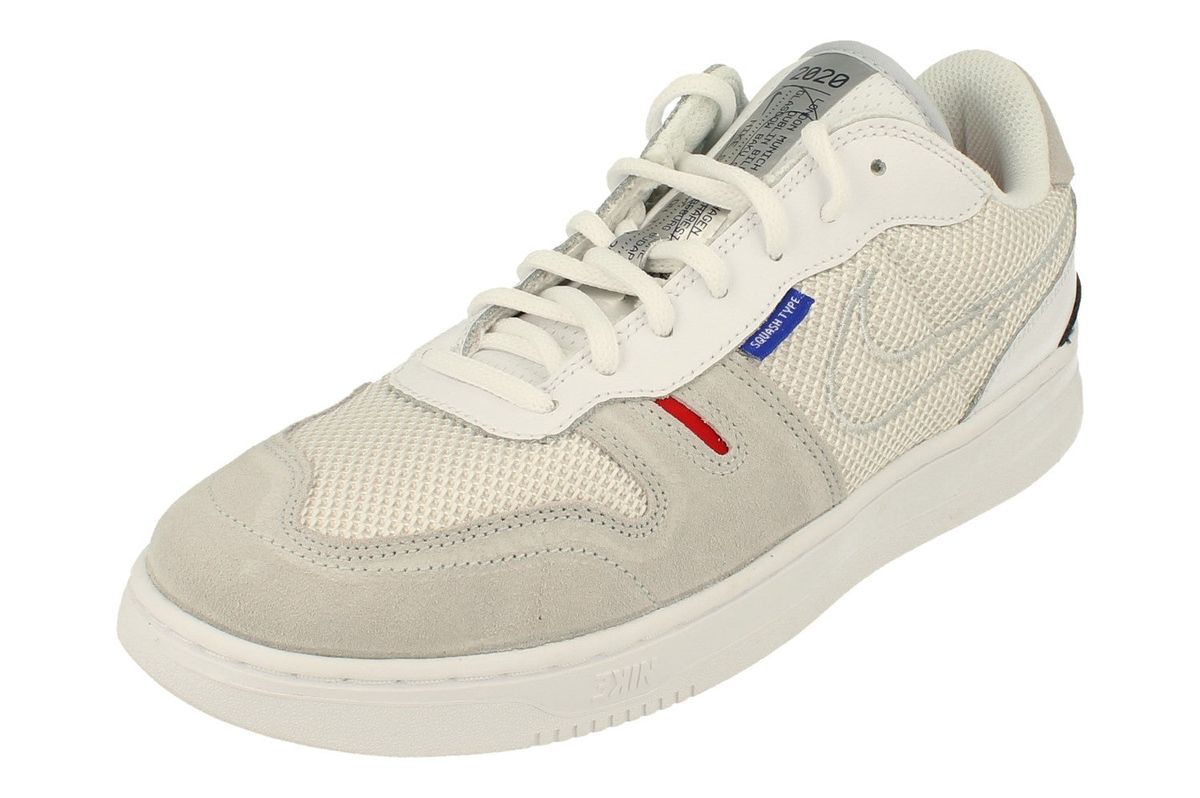 Moderne, vom Court inspirierte lässige Sneaker