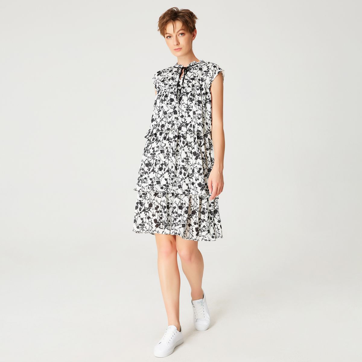 Kurzes Stufenkleid mit Rüschen und Blumendruck