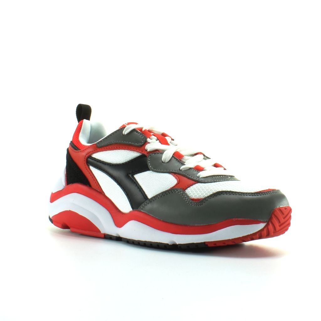 Sportlicher Materialmix-Trainer im Chunky-Look