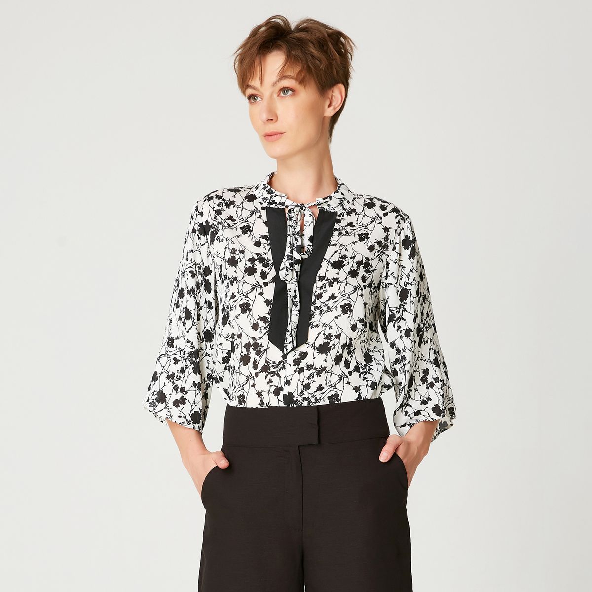 Geblümte Bluse mit Binde-Detail am Hals