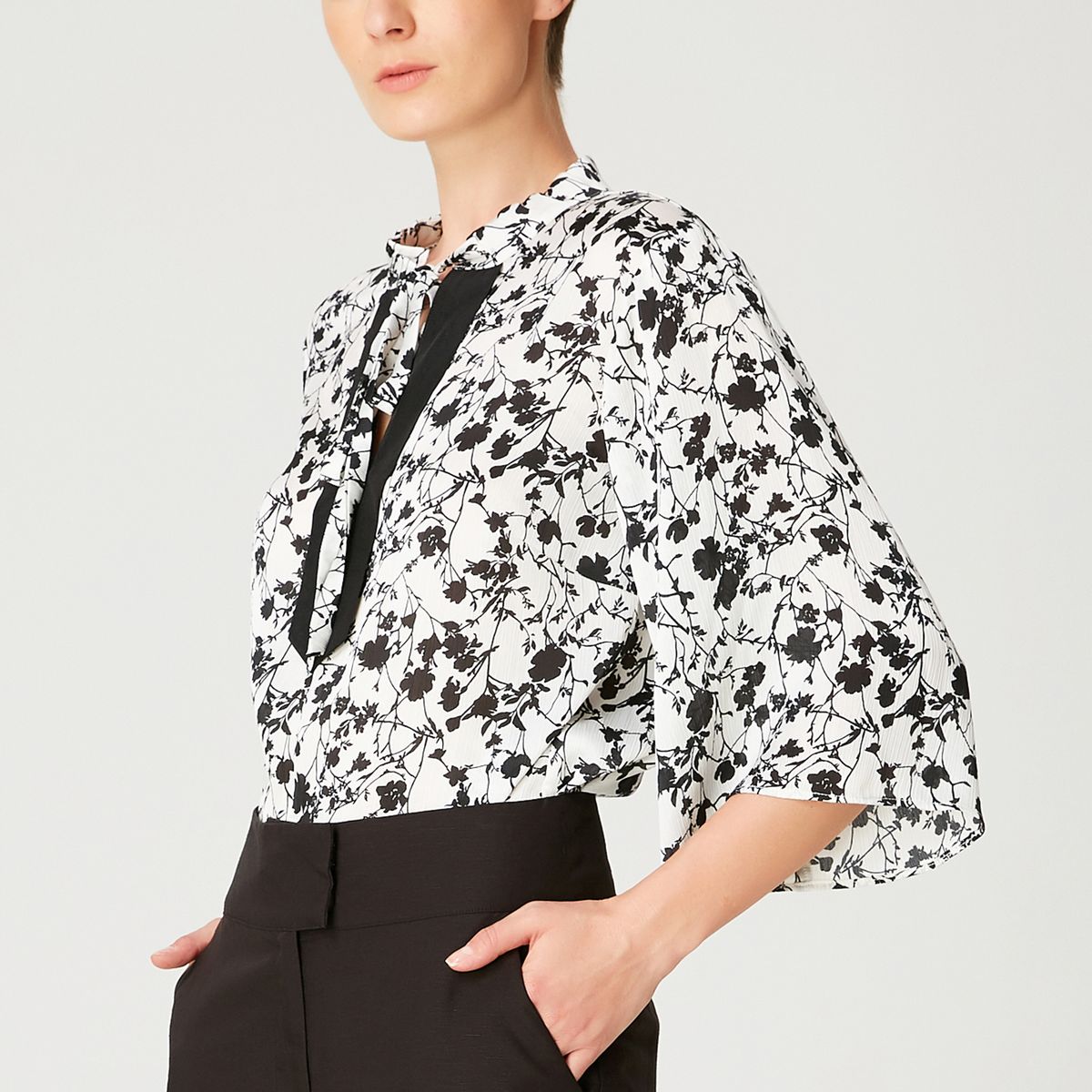 Monochrome Blumenbluse mit Tulpenärmeln