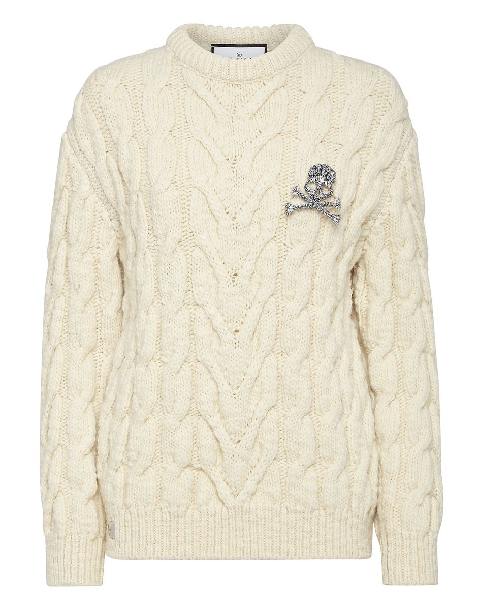 Zopfstrickpullover aus Schurwolle mit Brosche