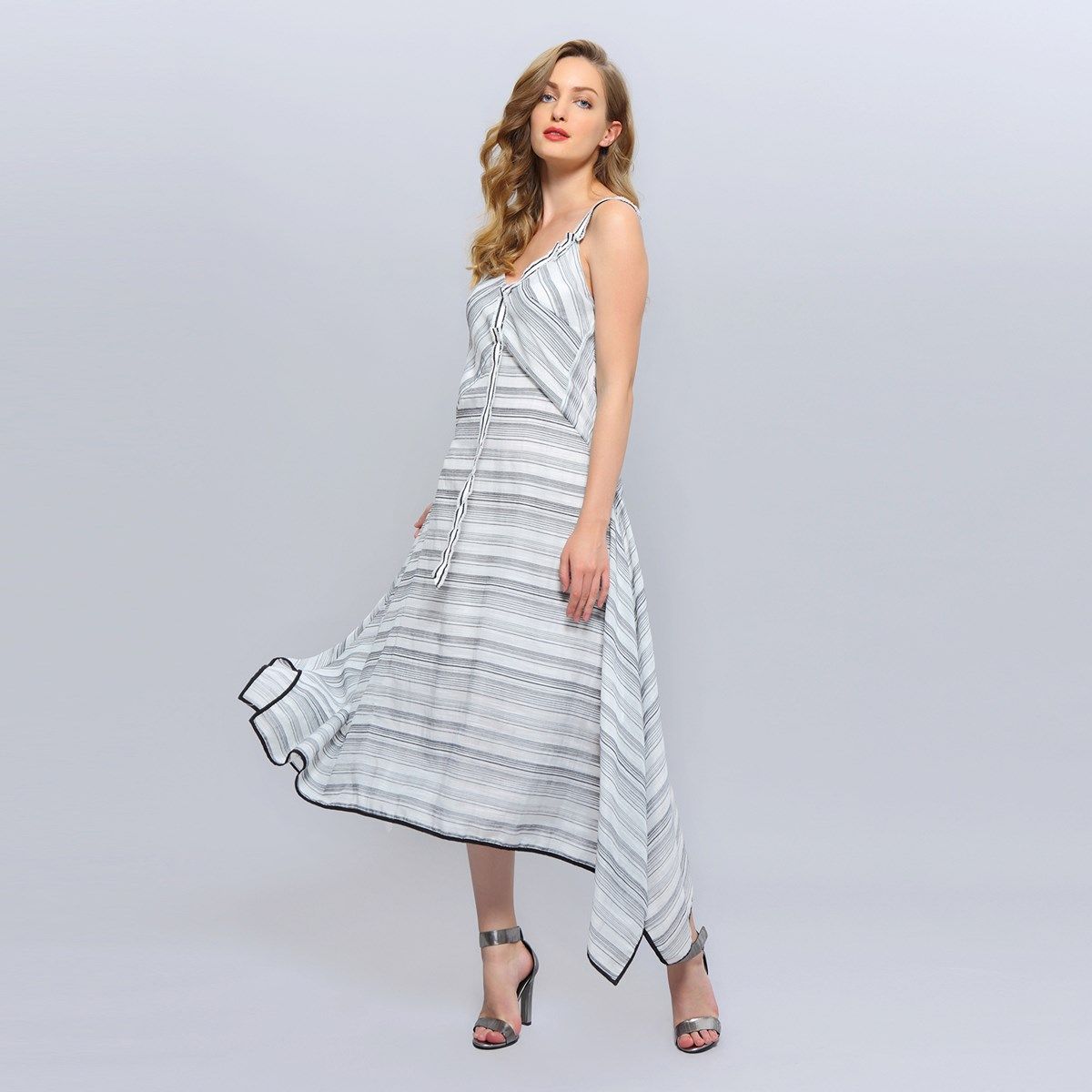 Gestreiftes Midikleid mit Spaghettiträgern