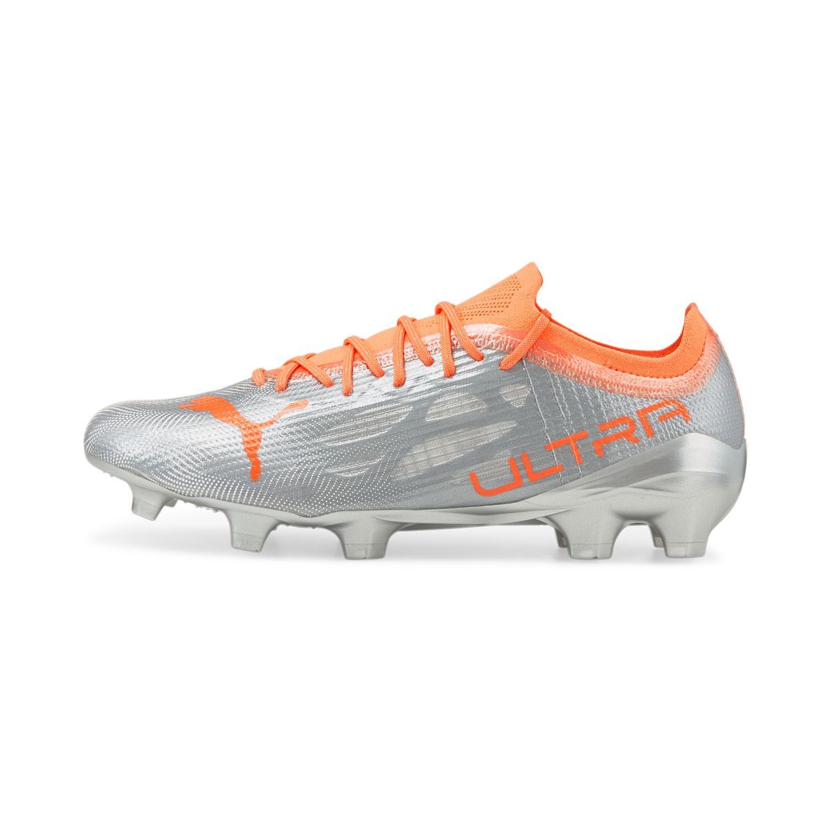 Silberne und orangefarbene Fußballschuhe