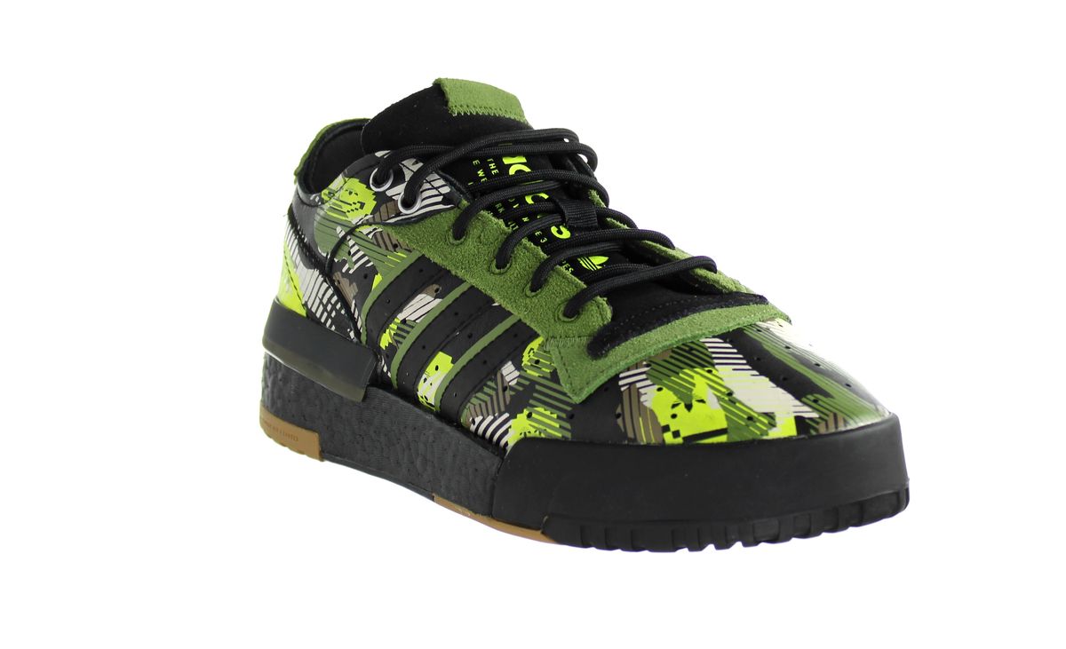 Auffällig gemusterte Low-Top-Basketball-Sneaker