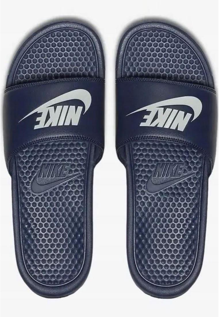 Entspannte Navy Badesandale