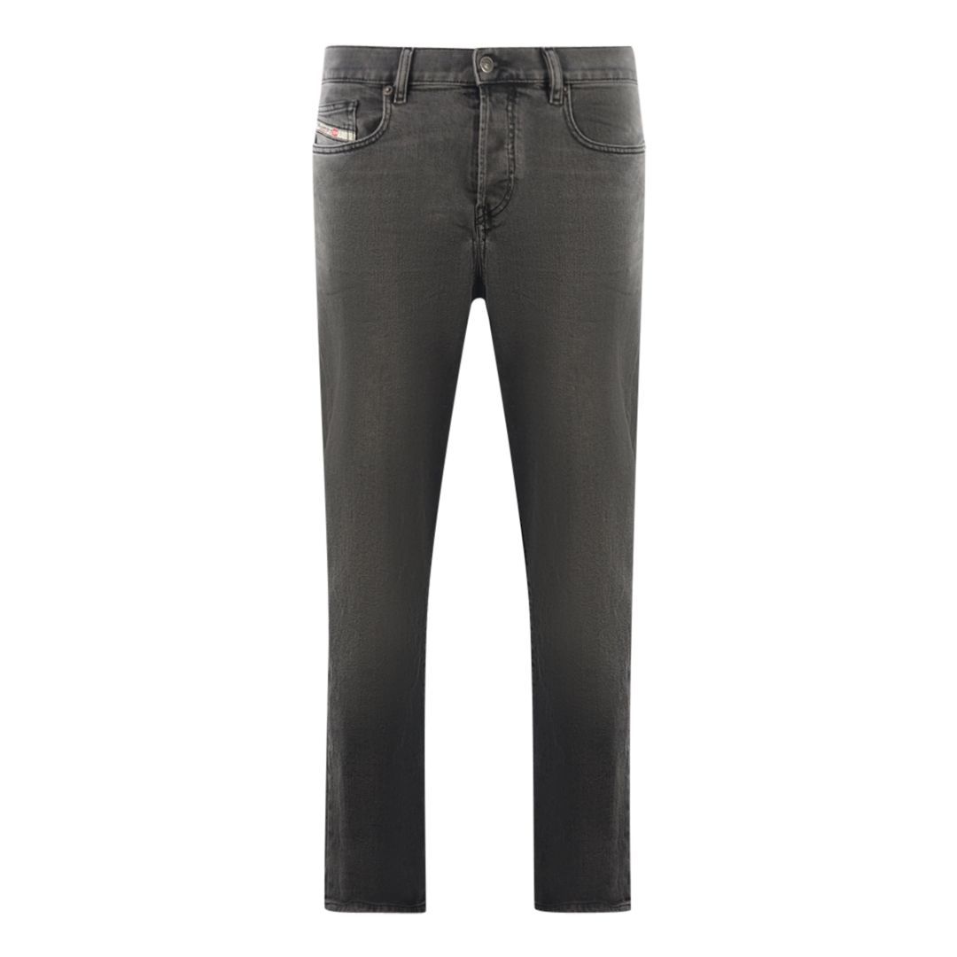 Schmal geschnittene Jeans aus dunklem Denim