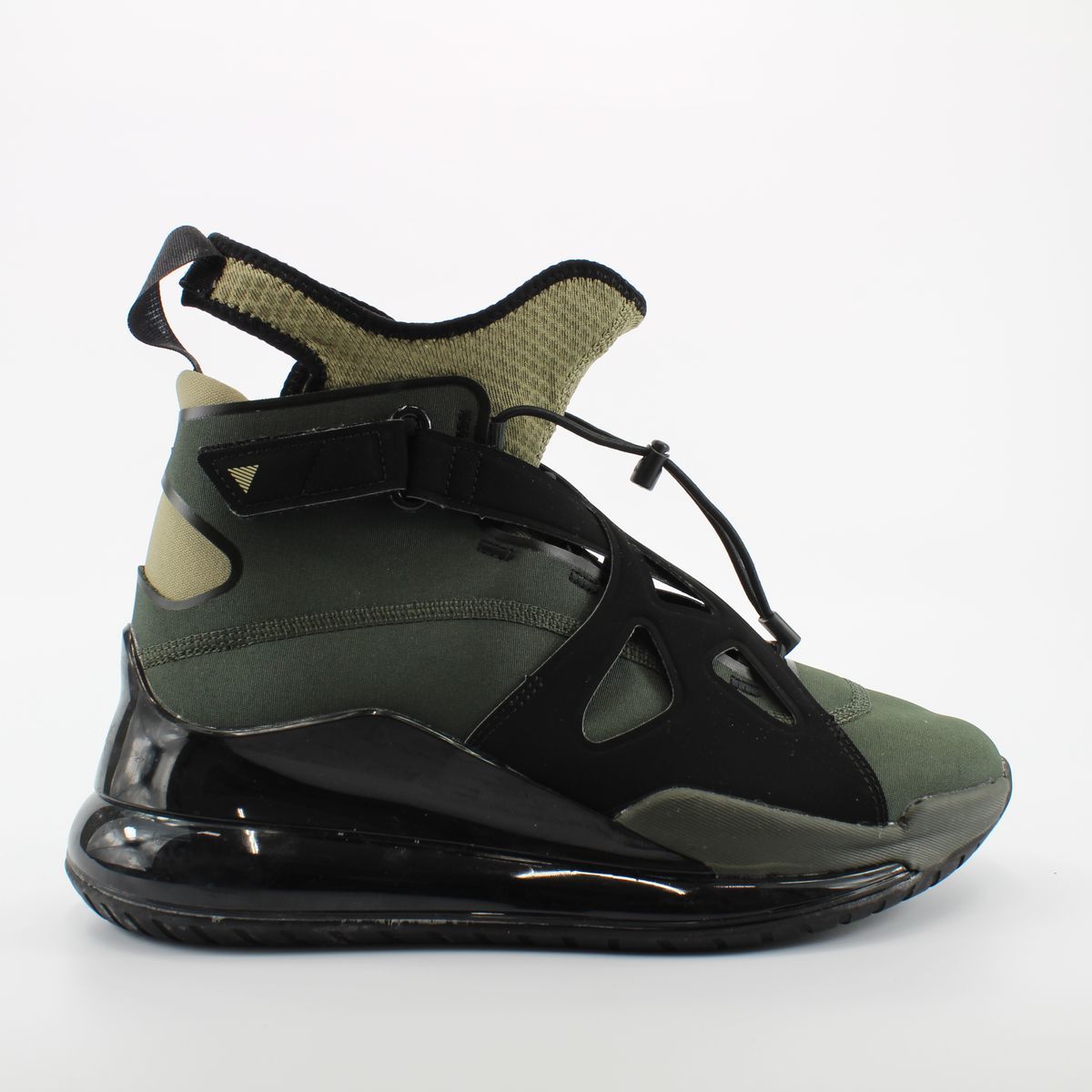 Hohe Sneaker mit Riemen