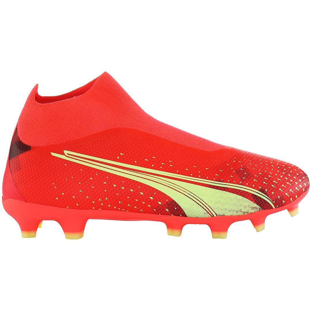 Orangefarbene schnürsenkellose Fußballschuhe