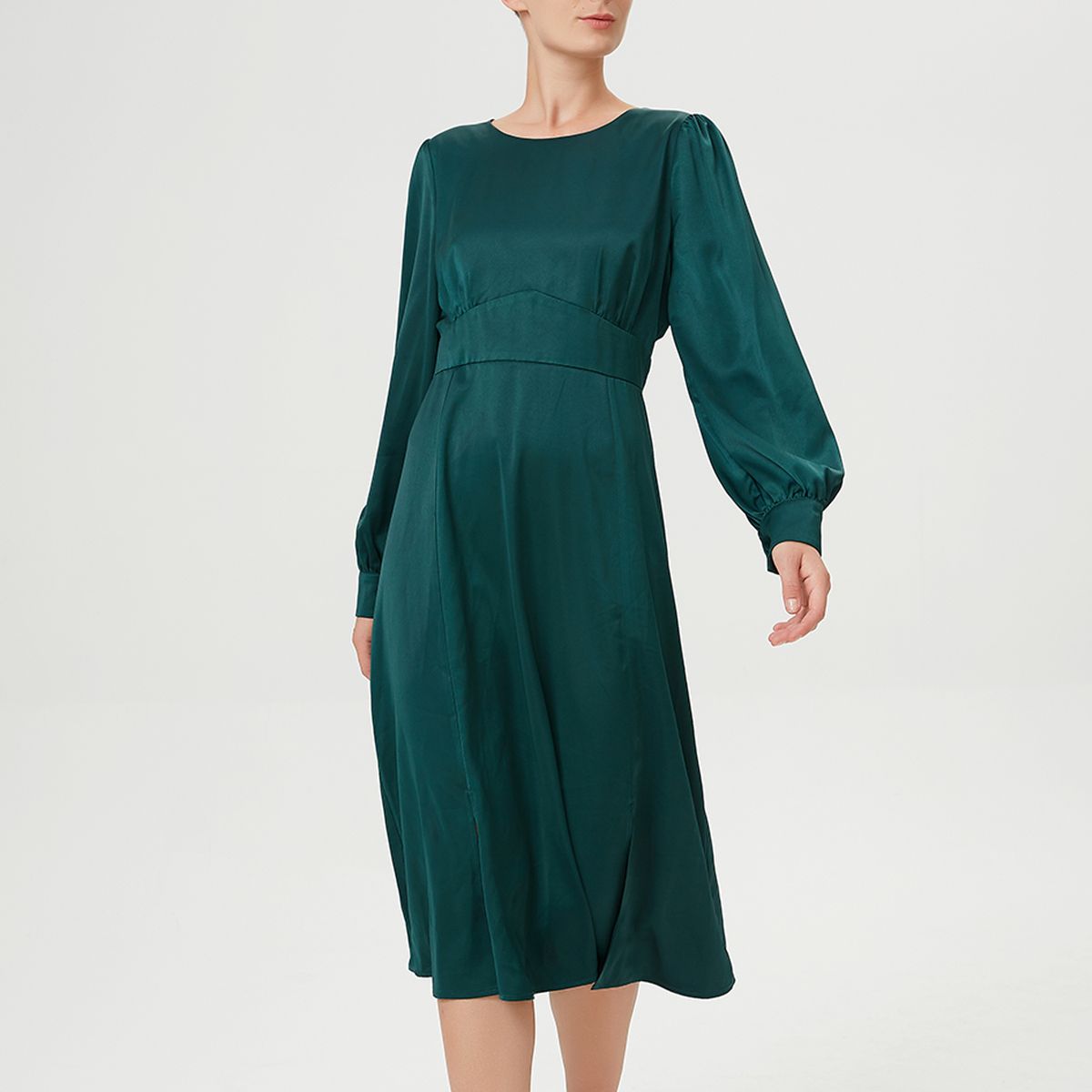 Angepasstes und ausgestelltes Midikleid