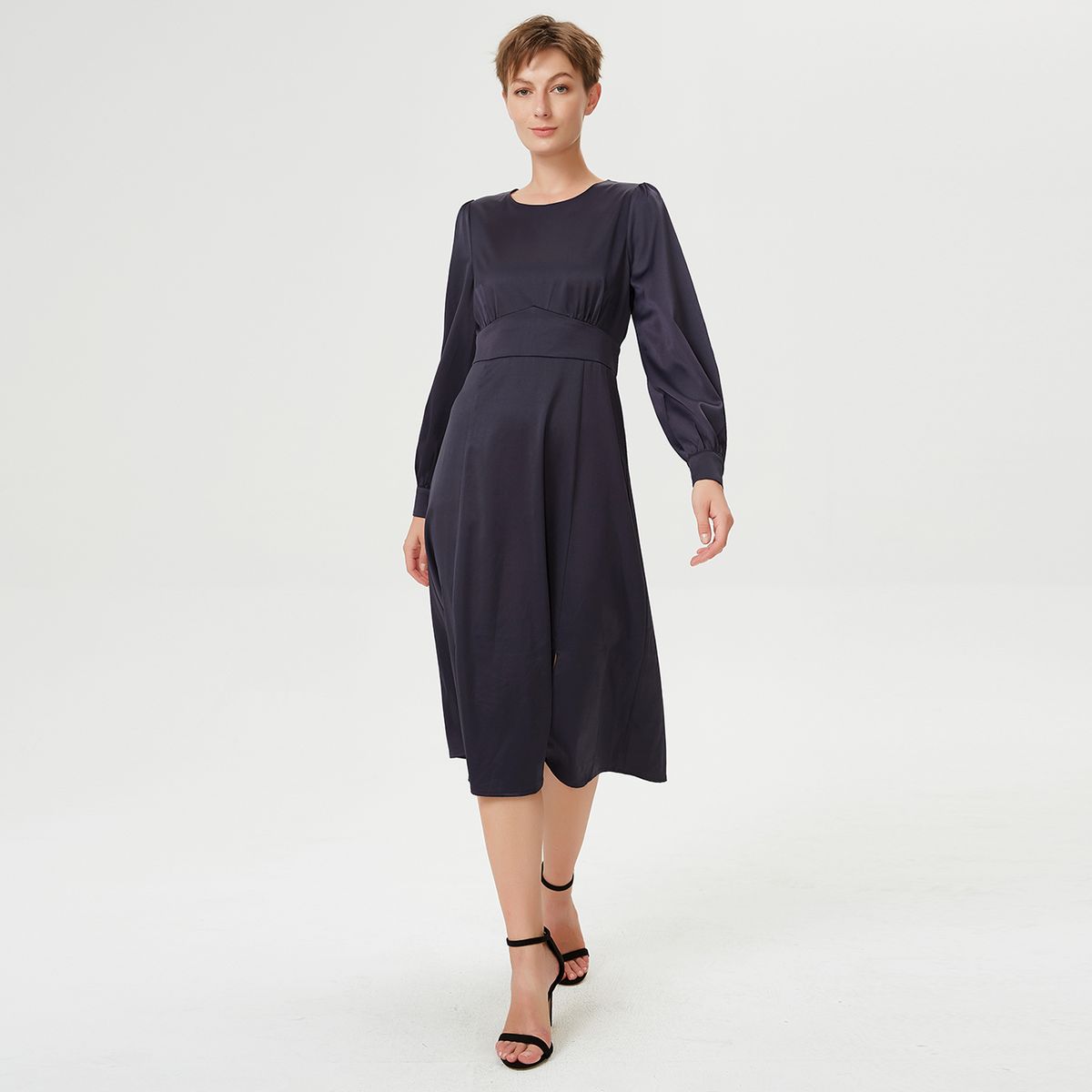 Angepasstes und ausgestelltes Midikleid