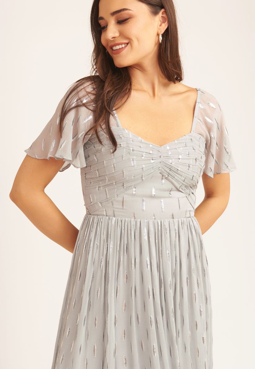 Schimmerndes Metallic-Midikleid mit Engelsärmeln