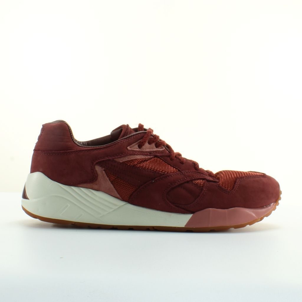 Burgunderfarbener Wildleder- und Mesh-Sneaker