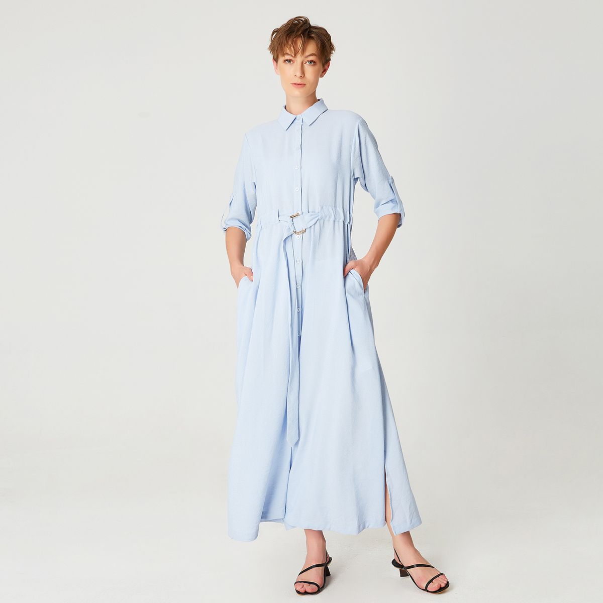 Minimalistisches, langes Hemdkleid mit Gürtel