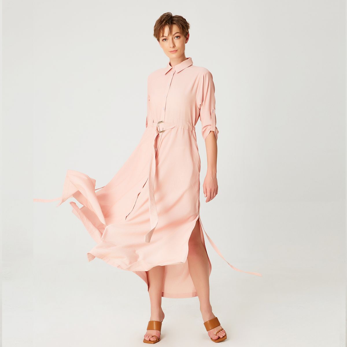Minimalistisches langes Hemdblusenkleid mit Gürtel