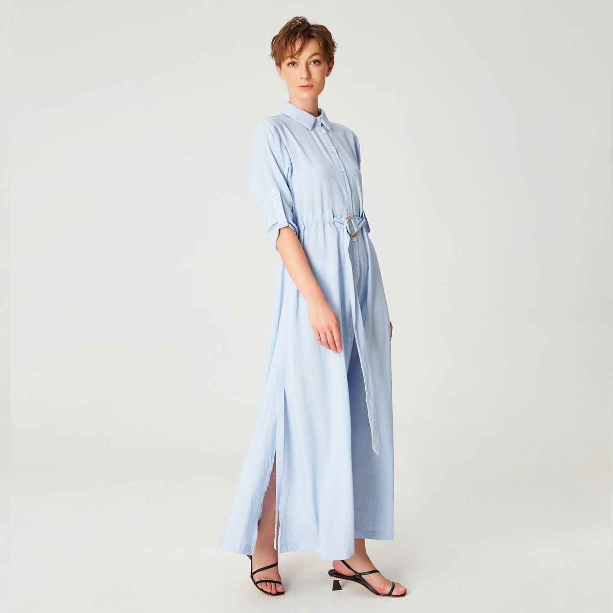 Minimalistisches langes Hemdblusenkleid mit Gürtel