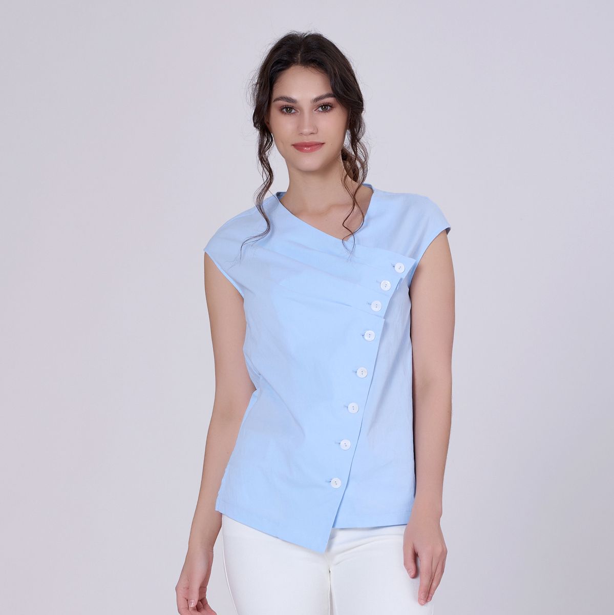 Asymmetrische Bluse aus Baumwollpopeline mit Falten