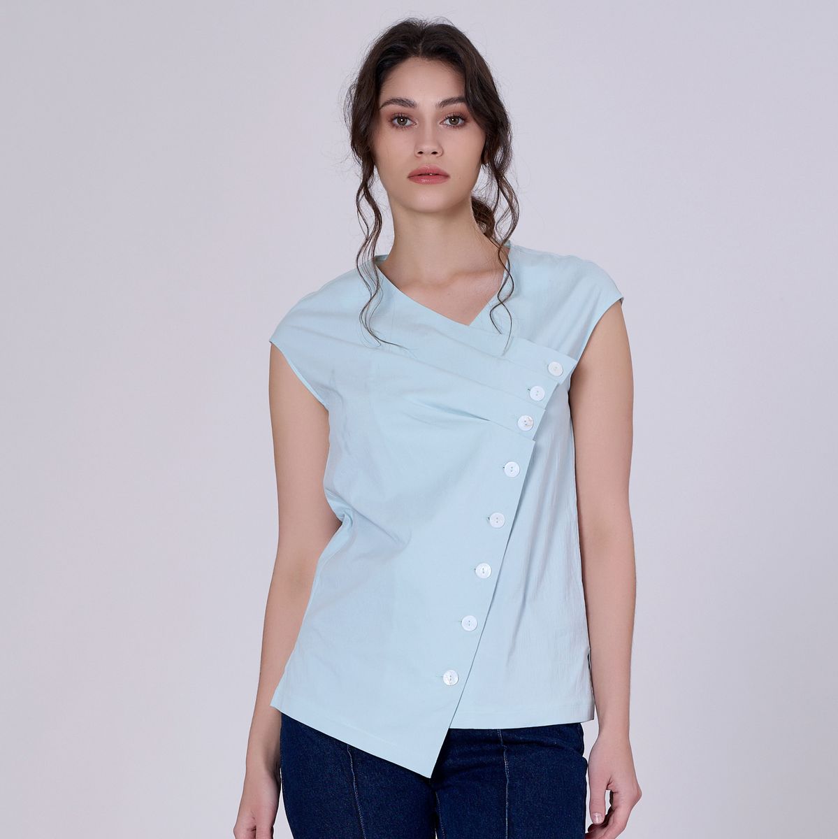 Asymmetrische Bluse aus Baumwollpopeline mit Falten