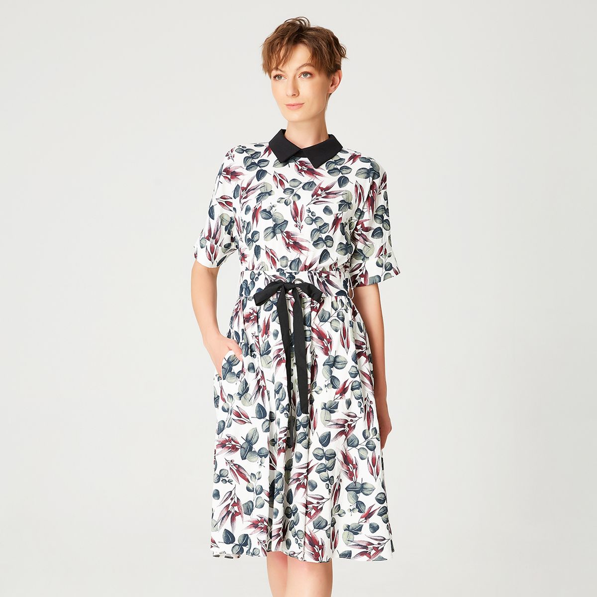 Midikleid mit Blättermuster und Kragen