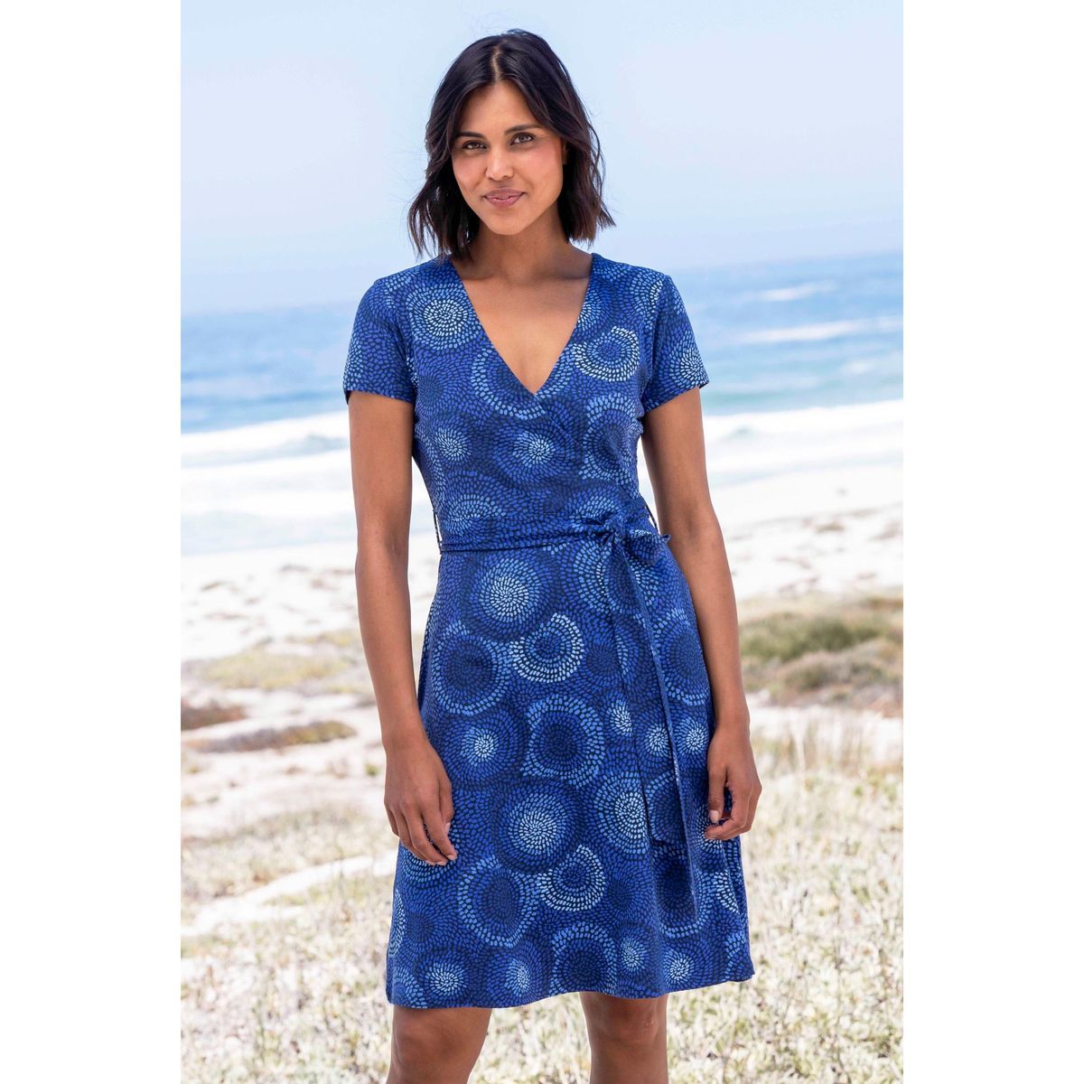 Blaues bedrucktes Wickelkleid mit Gürtel