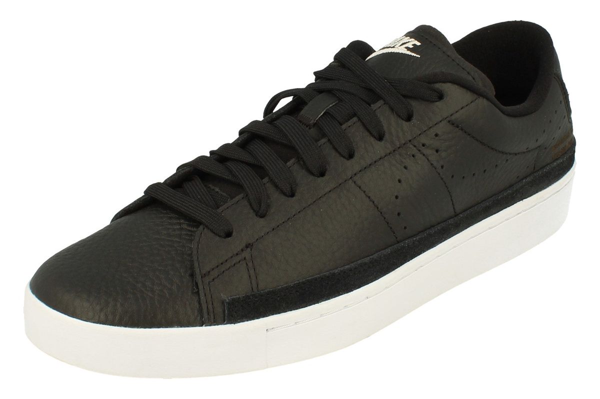 Klassische schwarze Low-Profile-Sneakers