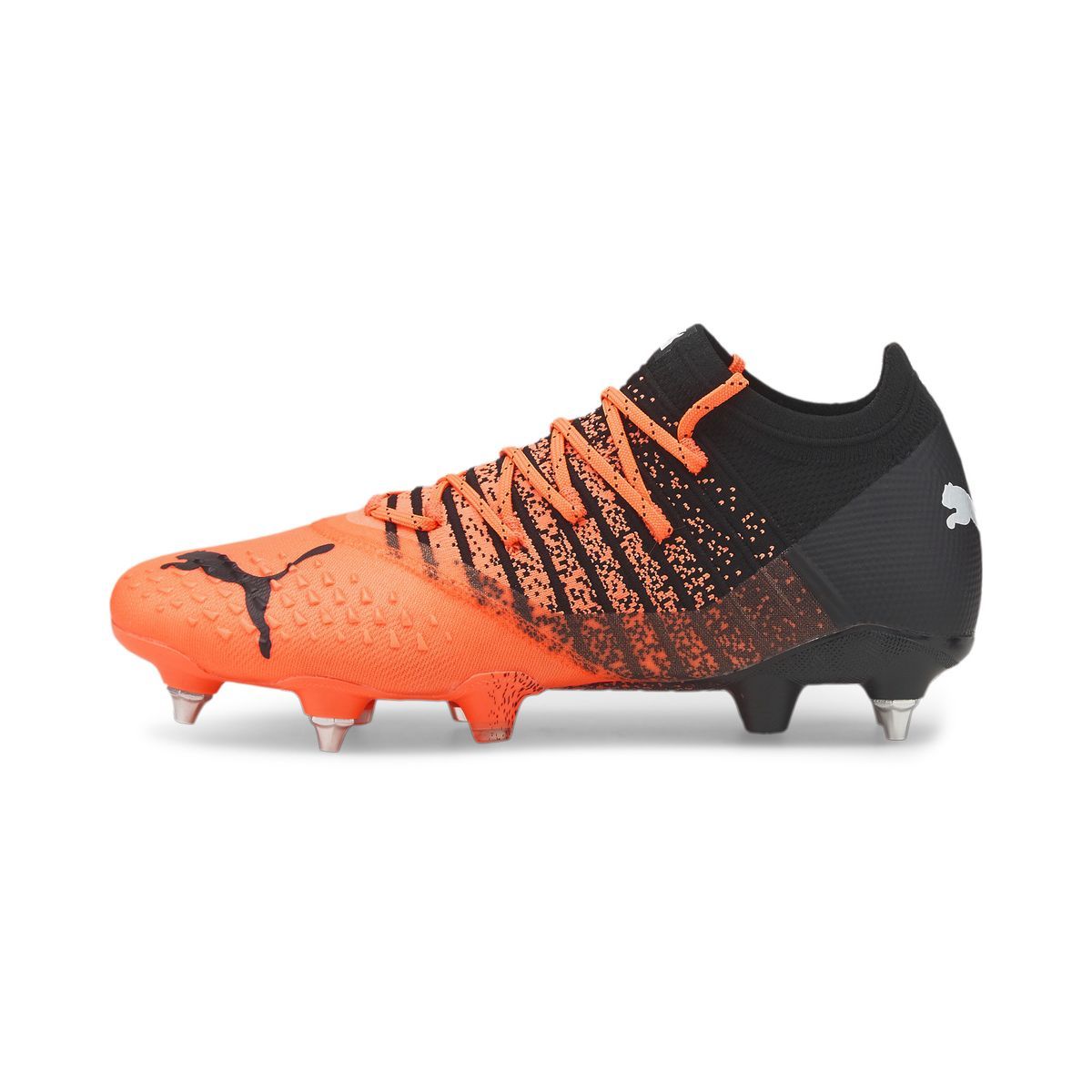 Orange und schwarze Fußballschuhe