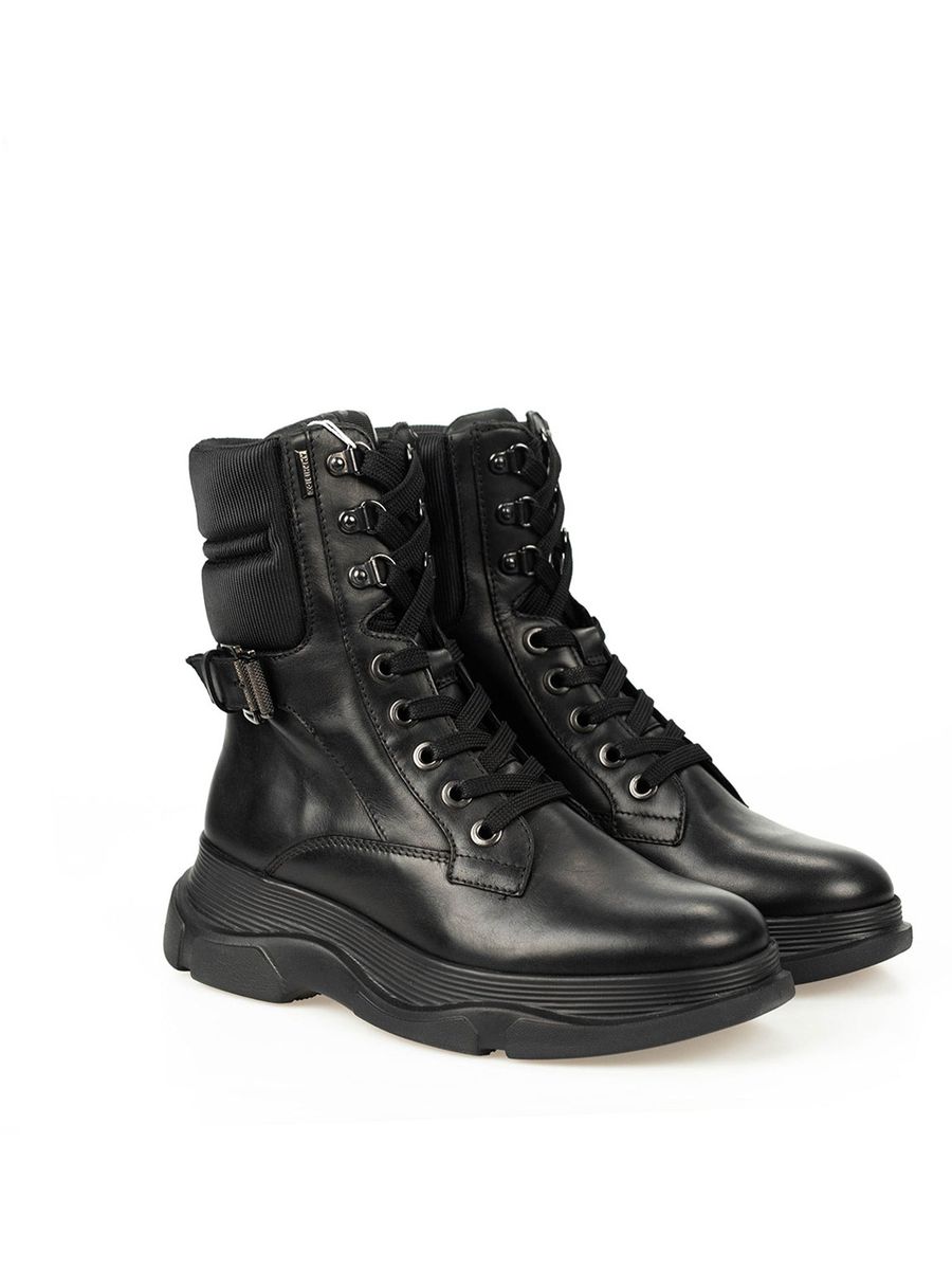Schnürstiefel aus Leder und Textil