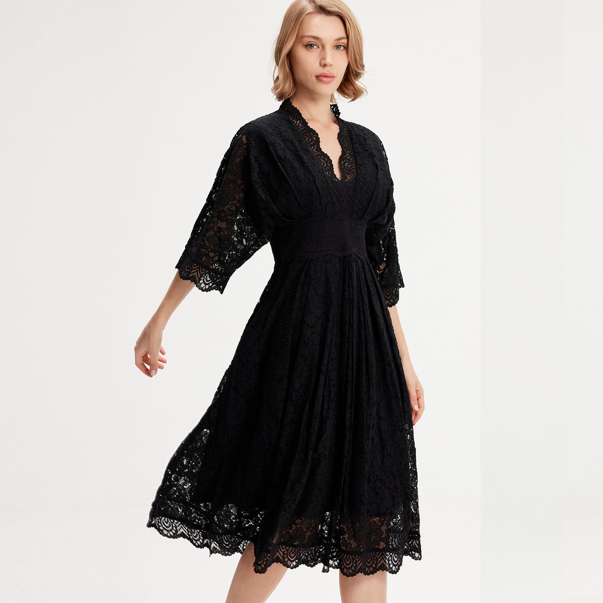 Elegantes Midikleid aus Spitze mit Kimonoärmeln