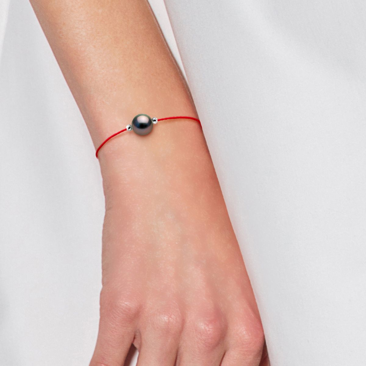 Armband mit Tahitiperle und roter Kordel