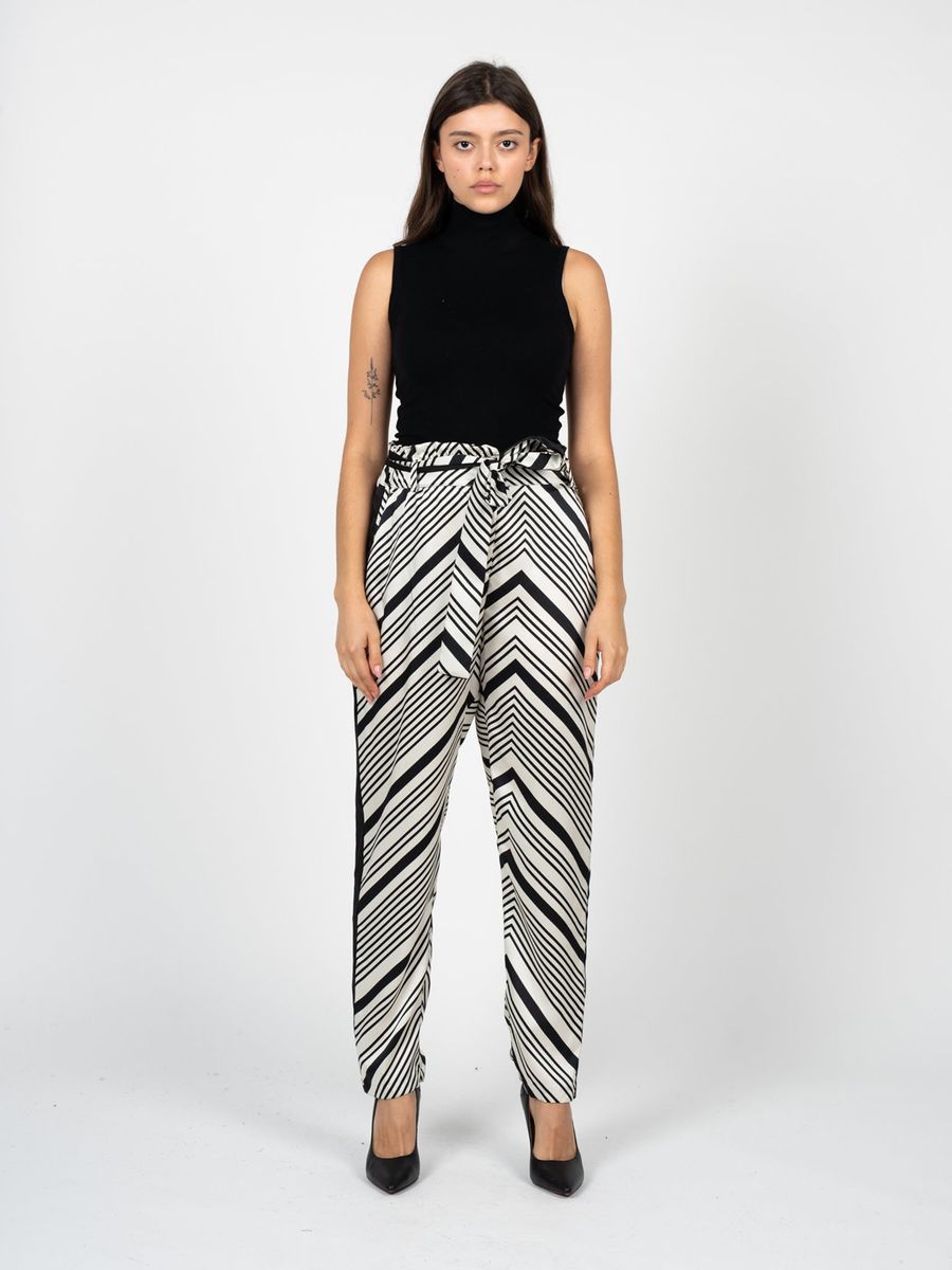 Hochtaillierte Hose mit geometrischen Streifen