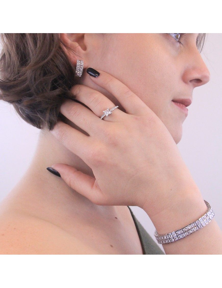 Eleganter Solitärring mit quadratischem Kristall