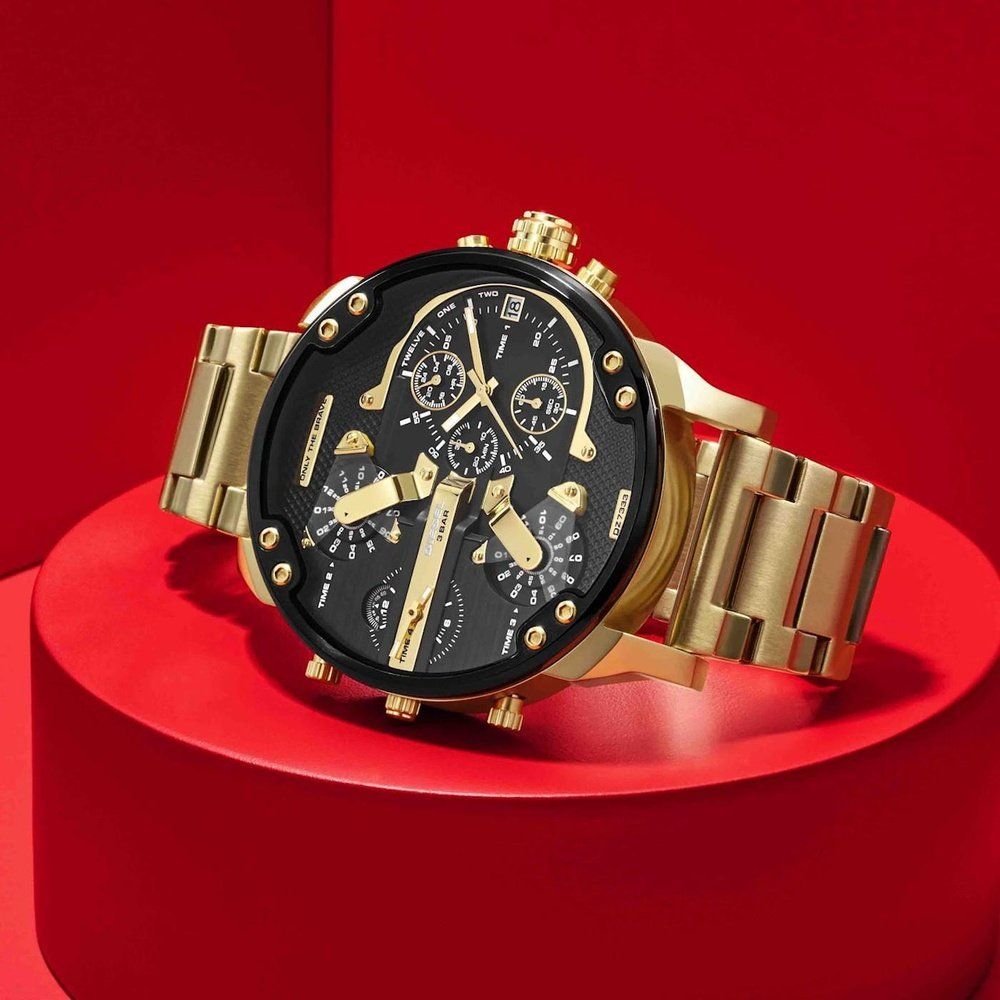 Übergroße Chronographenuhr mit mehreren Zeitzonen