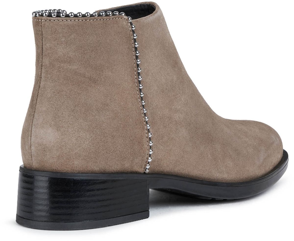 Wildleder-Stiefeletten mit Nieten